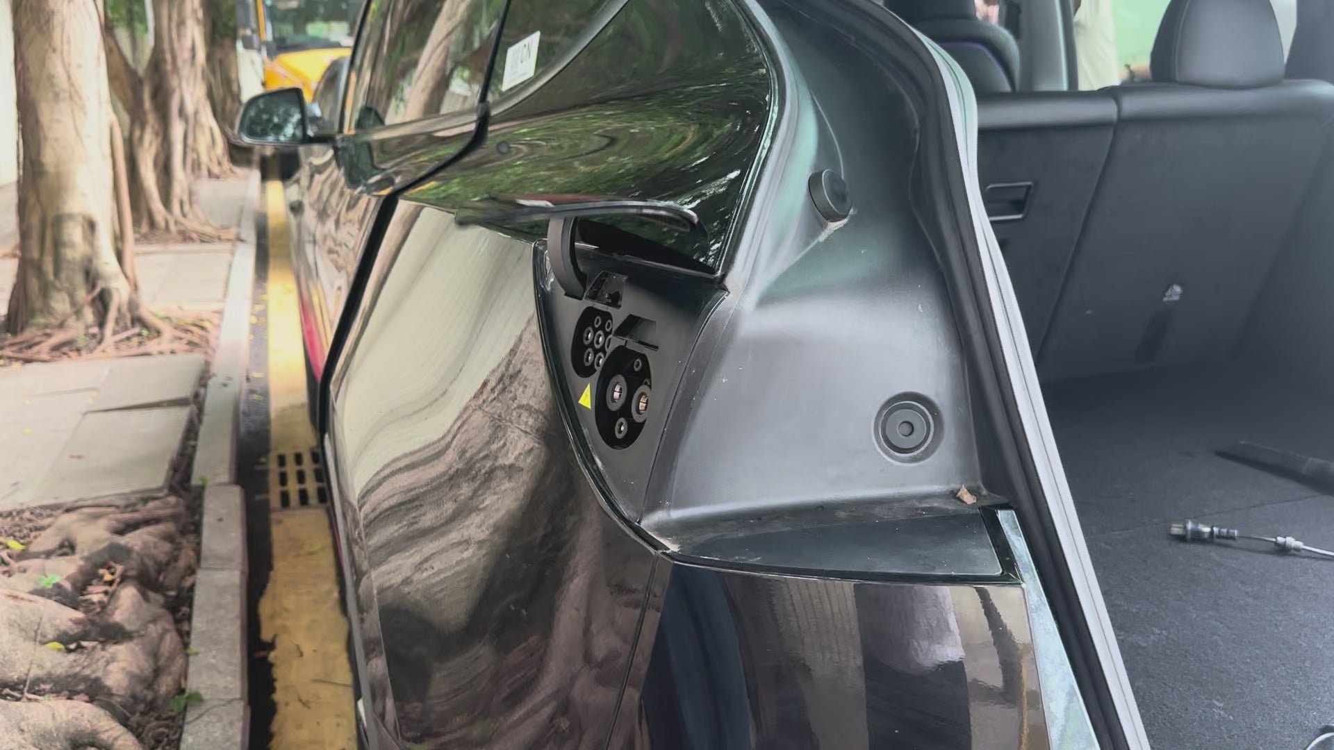for Tesla V2L All in One EV Discharger Machine 2KW 4KW NACS CCS2 Portable EV Power Outlet with EU/UK/US Standard Socket